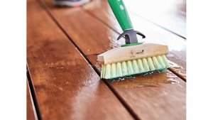 Čističe a odstraňovače na dřevěné terasy