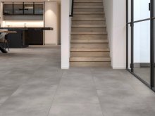 Šedá podlaha v interiéru je hitem roku