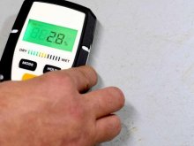 Zbytková vlhkost je jeden z nejčastějších důvodů, proč lepené podlahy selžou