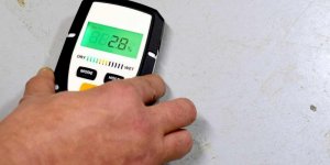 Zbytková vlhkost je jeden z nejčastějších důvodů, proč lepené podlahy selžou