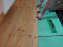 Montáž masivní dřevěné podlahy "plovoucím způsobem" na ocelové sponky