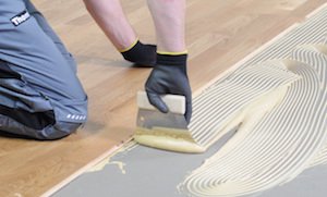 Aplikační postup lepení dřevěné podlahy s elastickým lepidlem Ceresit